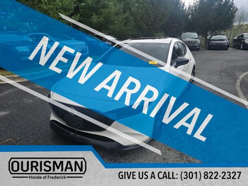 Used 2024 MAZDA MAZDA3 Hatchback w/Premium Plus Pkg image 4