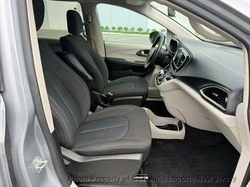 Used 2020 Chrysler Voyager L FWD image 9