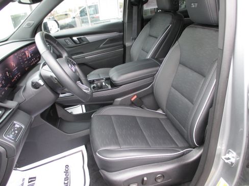 Used 2025 Buick Enclave Sport Touring image 17