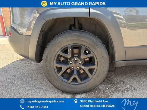 Used 2015 Jeep Cherokee Trailhawk w/ Comfort/Convenience Group AWD/4WD image 32
