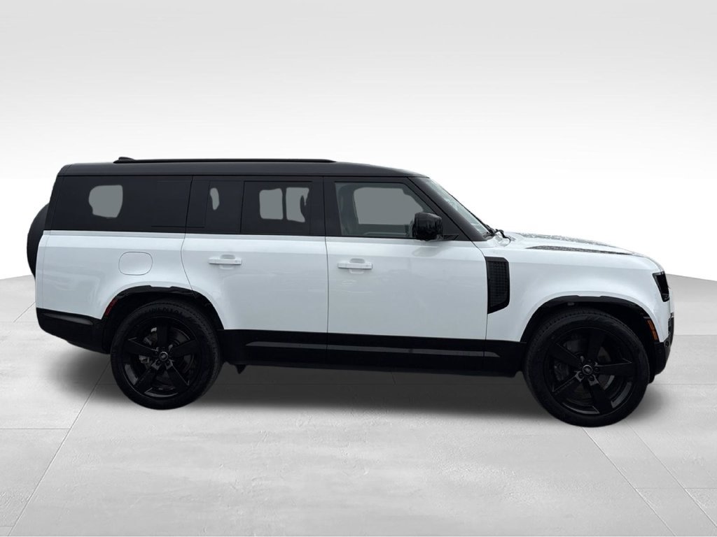 Used 2025 Land Rover Defender 130 X-Dynamic SE AWD/4WD image 5