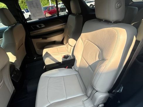 Used 2018 Ford Explorer XLT w/ Equipment Group 202A AWD/4WD image 15