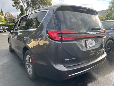 Used 2023 Chrysler Pacifica Touring-L image 4