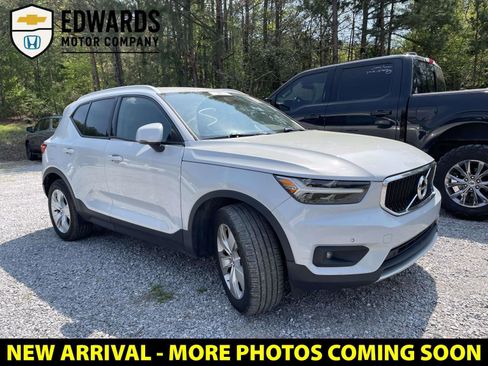 Used 2022 Volvo XC40 T5 Momentum image 1