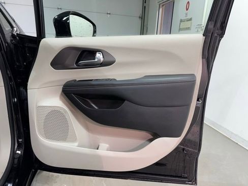 Used 2024 Chrysler Pacifica Touring-L image 28