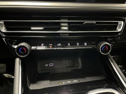 Used 2024 Chevrolet Traverse LT w/ Midnight/Sport Edition image 21