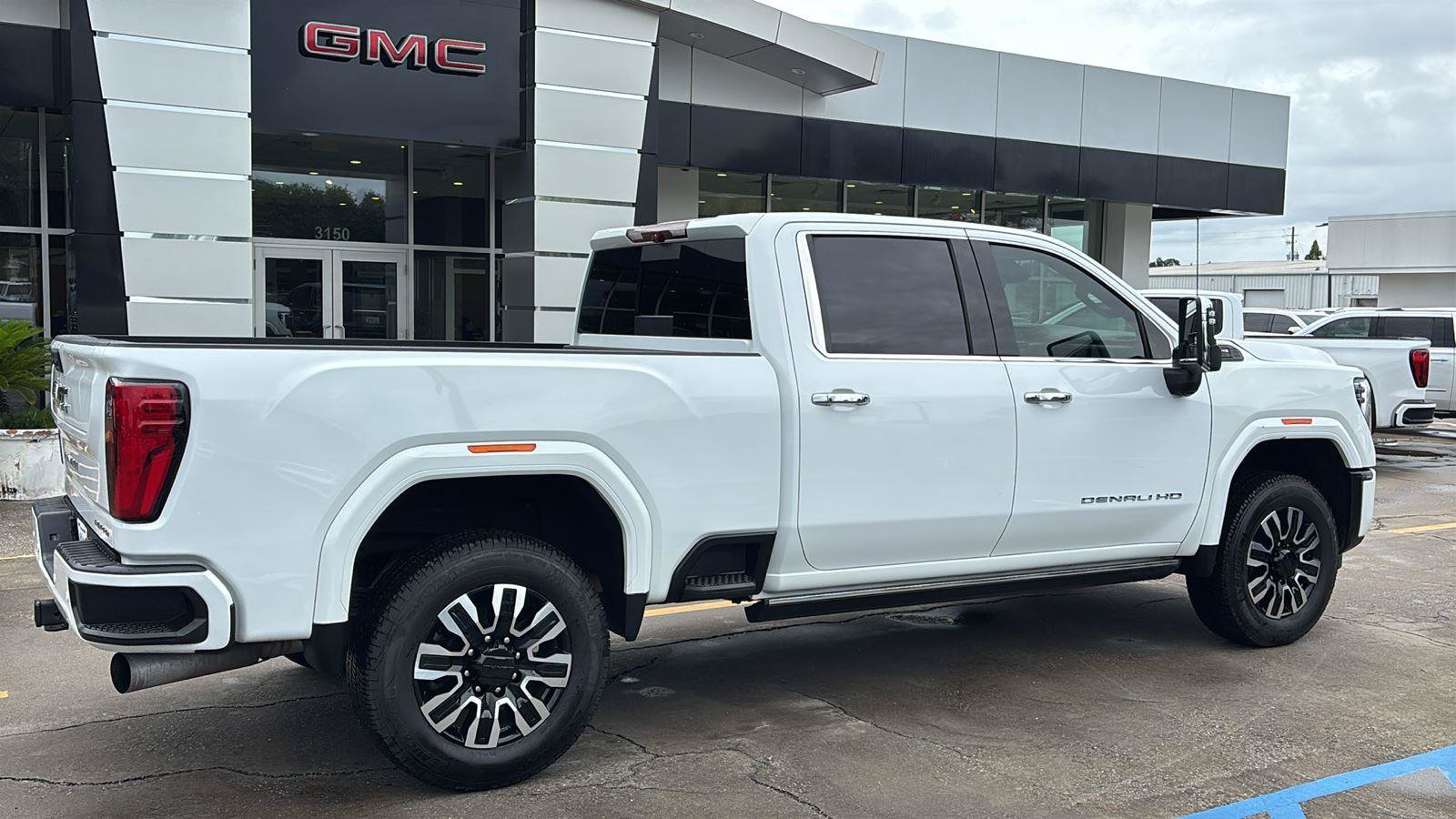 Certified 2024 GMC Sierra 2500 Denali Ultimate AWD/4WD image 8