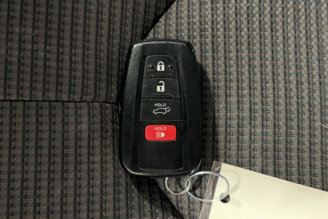 Used 2021 Toyota Highlander LE AWD/4WD image 30