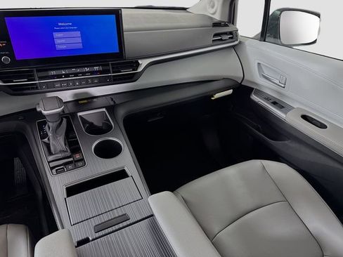 New 2026 Toyota Sienna XLE image 25