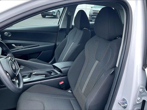 Certified 2025 Hyundai Elantra SE FWD image 14