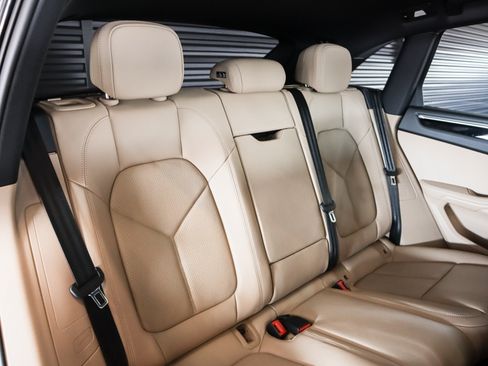 Certified 2026 Porsche Macan AWD/4WD image 6