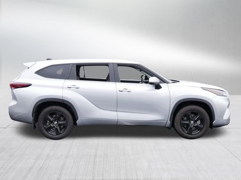 Certified 2024 Toyota Highlander LE AWD/4WD image 8