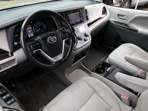 Used 2020 Toyota Sienna XLE image 6