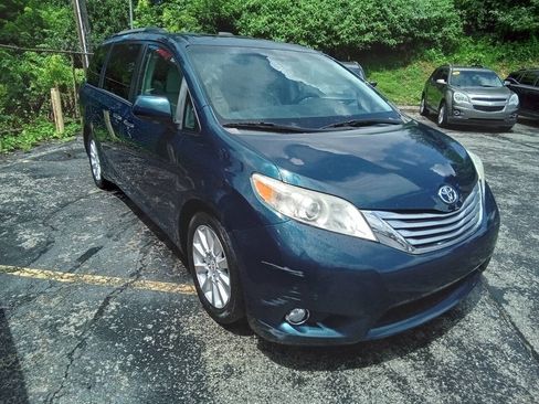 Used 2011 Toyota Sienna Limited w/ Entertainment Pkg FWD image 2