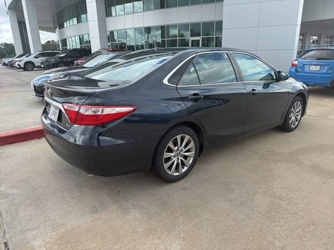 Used 2015 Toyota Camry XLE w/ Moonroof Package FWD image 4