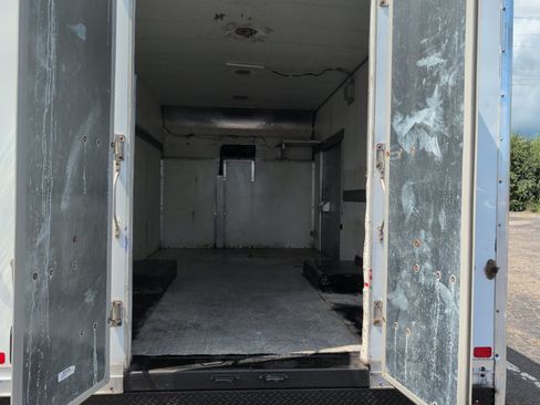 Used 2016 Chevrolet Express 4500 RWD image 11