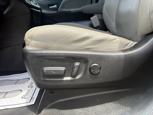 Used 2017 Toyota Sienna Limited Premium FWD image 19