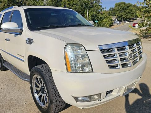 Used 2009 Cadillac Escalade AWD image 2