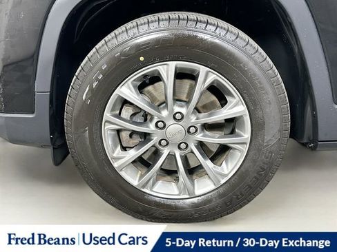 Used 2020 Jeep Cherokee Latitude Plus w/ Cold Weather Group AWD/4WD image 37