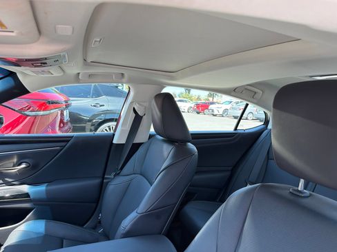 Used 2025 Lexus ES 300h w/ Premium Package FWD image 9