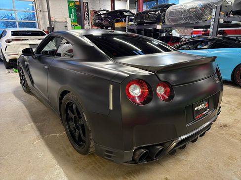 Used 2015 Nissan GT-R Black Edition image 8