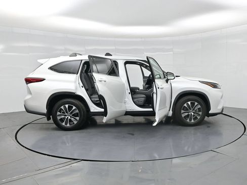Used 2023 Toyota Highlander XLE AWD/4WD image 3