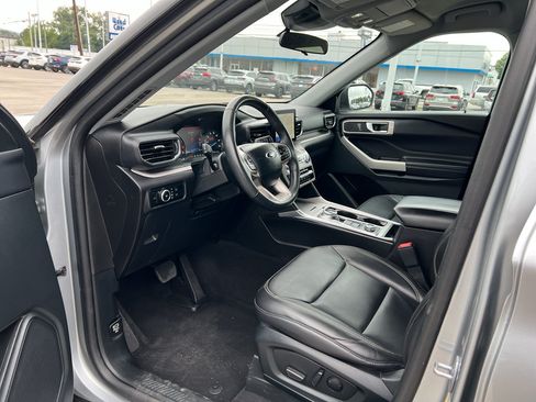 Used 2024 Ford Explorer XLT w/ Equipment Group 202A AWD/4WD image 9