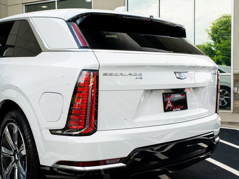 Used 2025 Cadillac Escalade IQ Luxury 2 w/ LPO, Premium Carpet Package AWD/4WD image 22