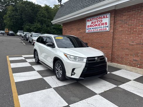 Used 2018 Toyota Highlander XLE AWD/4WD image 1