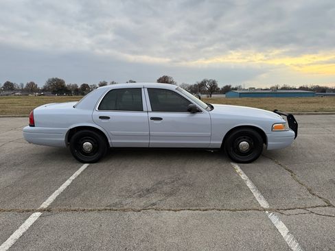 Used 2011 Ford Crown Victoria Police Interceptor w/ Radio Suppression Pkg image 4