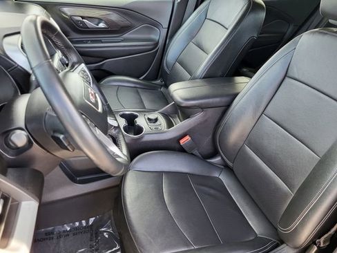Used 2024 GMC Terrain SLT image 3