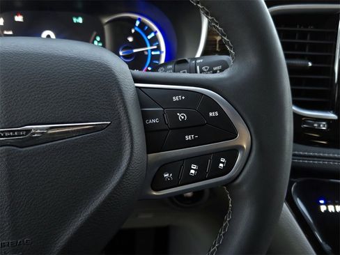 Used 2023 Chrysler Pacifica Limited image 23