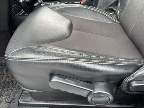 Used 2017 Jeep Wrangler Sport AWD/4WD image 28