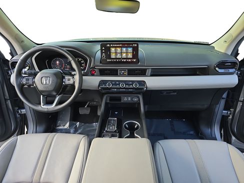 Used 2025 Honda Pilot Touring image 9