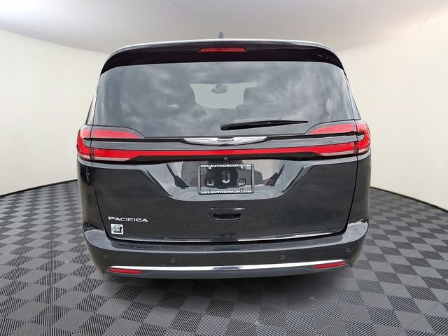 Used 2023 Chrysler Pacifica Touring-L FWD image 5