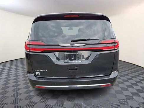 Used 2023 Chrysler Pacifica Touring-L FWD image 5