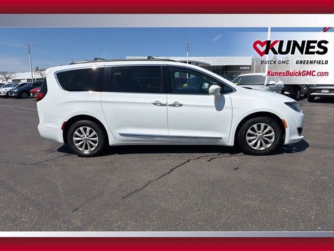 Used 2017 Chrysler Pacifica Touring-L image 4