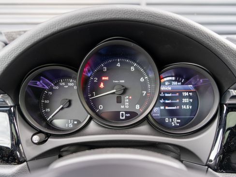 Used 2025 Porsche Macan image 24