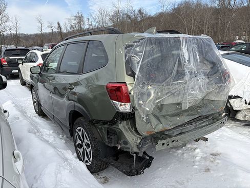 Used 2021 Subaru Forester Premium image 1