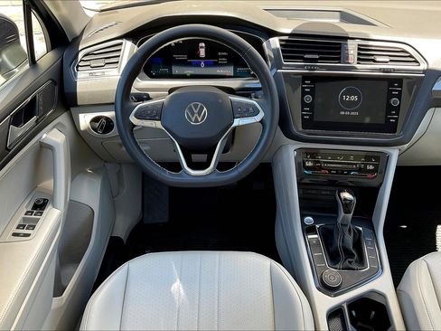 Certified 2022 Volkswagen Tiguan SE w/ Panoramic Sunroof Package image 4