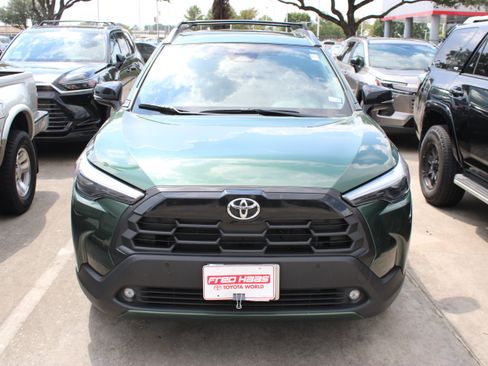 Used 2026 Toyota Corolla Cross XLE w/ Convenience Package FWD image 4