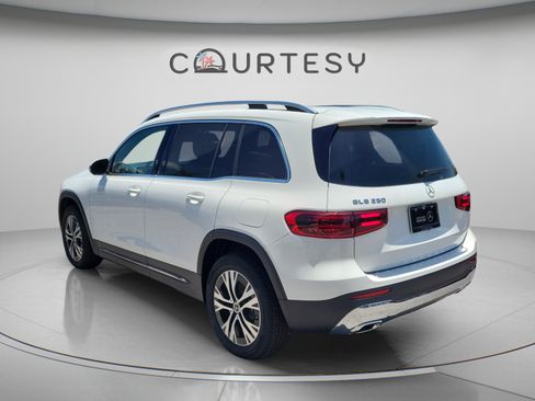 Used 2026 Mercedes-Benz GLB 250 image 2