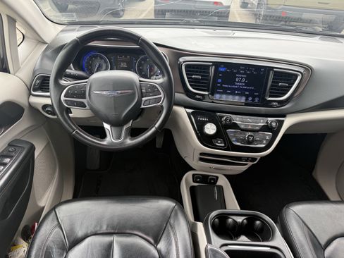 Used 2017 Chrysler Pacifica Touring-L w/ Tire & Wheel Group image 24