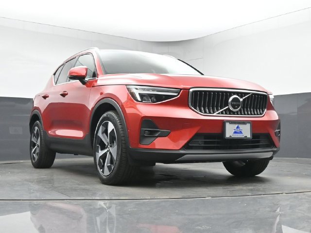 Used 2023 Volvo XC40 B4 Plus w/ Driver Assist Package FWD image 35