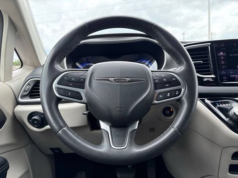 Used 2023 Chrysler Pacifica Touring-L FWD image 36