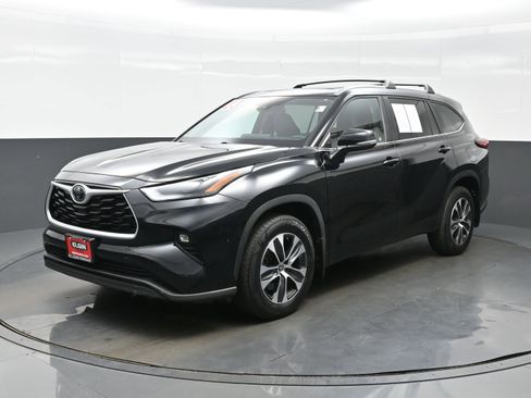 Used 2023 Toyota Highlander XLE AWD/4WD image 2