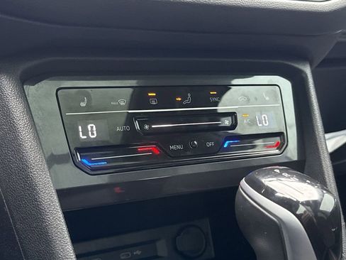 Used 2022 Volkswagen Tiguan SE w/ Panoramic Sunroof Package AWD/4WD image 17