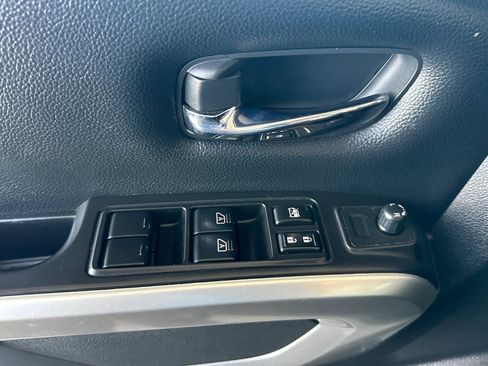 Used 2021 Nissan Titan SV image 11