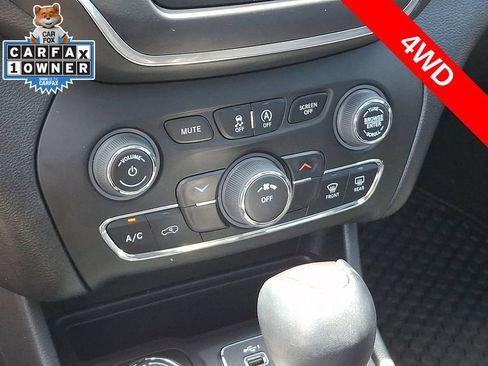Used 2022 Jeep Cherokee Latitude w/ Sun & Sound Group AWD/4WD image 16