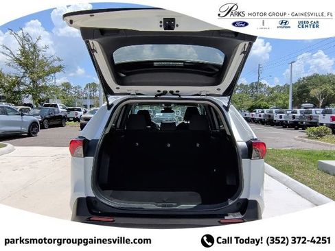 Used 2021 Toyota RAV4 LE FWD image 14